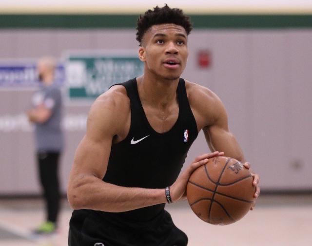 里贝里儿子赛义夫身穿阿尔及利亚球衣自拍，引起热议